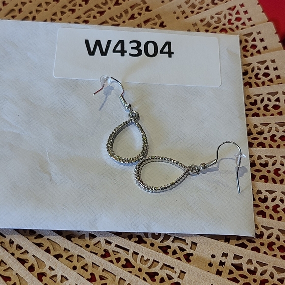 Unique Vintage Silver Textured Earrings - Picture 3 of 5